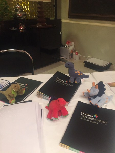 Leena Haque tackar Funkas team med en bild på sina mjukisdinosaurier som hjälper henne att koppla av in för presentationer.