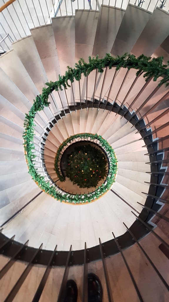 Vi tittar ned mot det s.k. Hyllplanet. Där är redan årets julgran på plats.